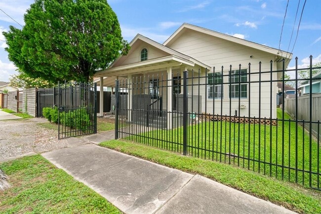 212 N Hutcheson St in Houston, TX - Building Photo - Building Photo