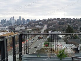 4031 Aurora Ave N in Seattle, WA - Building Photo