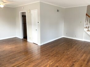 5211 N Diversey Blvd, Unit 5211 in Whitefish Bay, WI - Foto de edificio - Building Photo