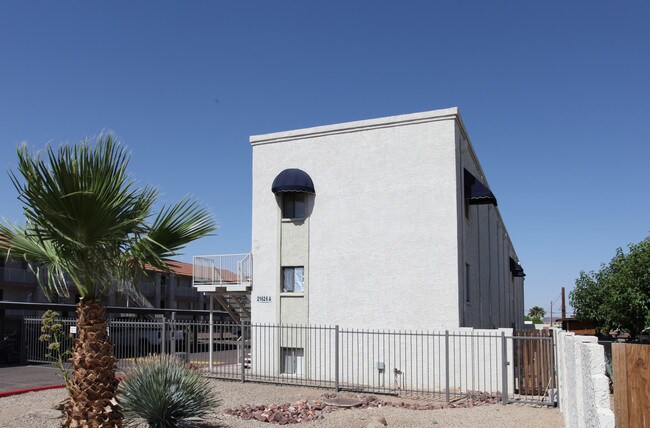 Hacienda Apartments in Phoenix, AZ - Building Photo - Building Photo