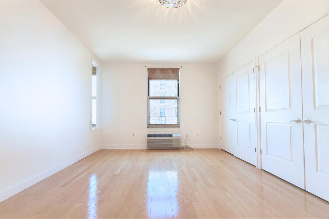 10 Regent St in Jersey City, NJ - Building Photo