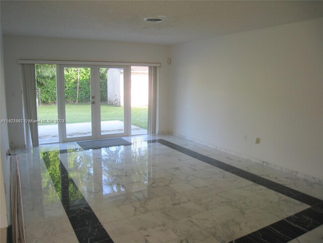 10801 SW 105th Ave in Miami, FL - Building Photo - Building Photo