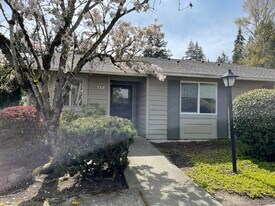 712 126th Ave NE, Unit Rambler Style Condo in Bellevue, WA - Building Photo
