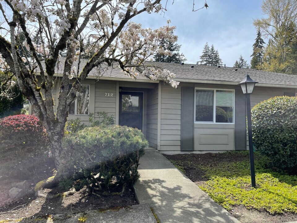 712 126th Ave NE, Unit Rambler Style Condo in Bellevue, WA - Foto de edificio