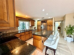 2865 Begonia Way in Hollywood, FL - Building Photo - Building Photo