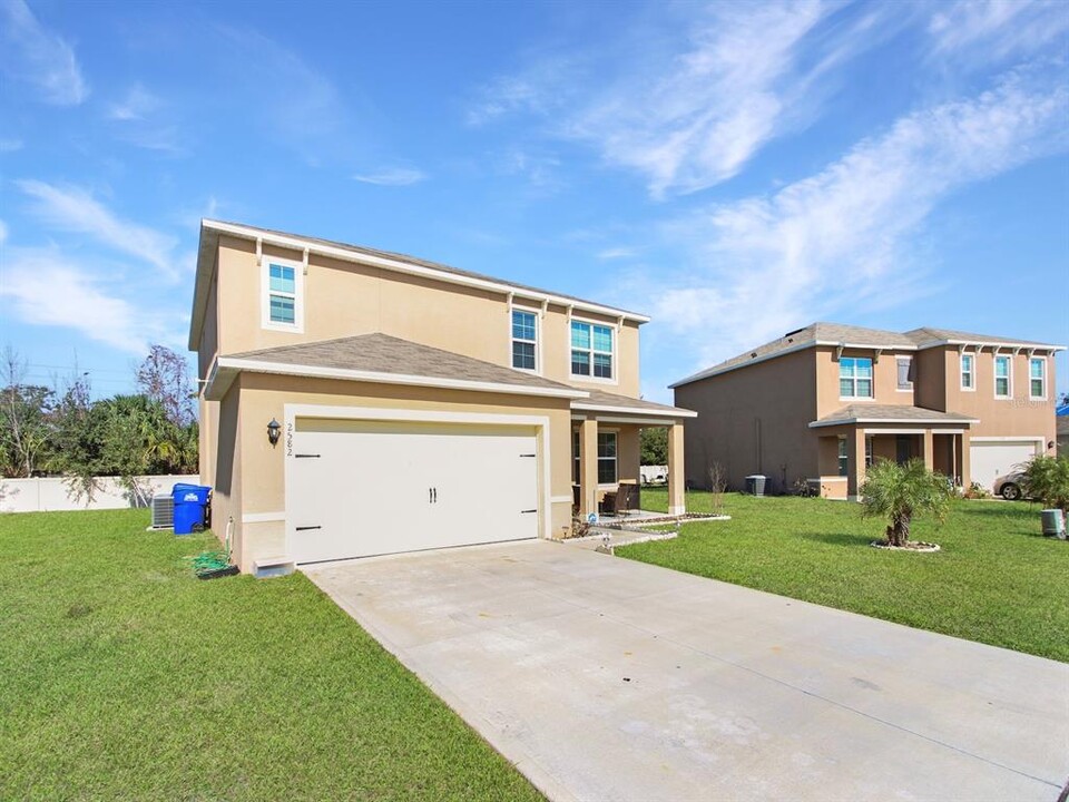 2582 Glacier Express Ln in Tavares, FL - Building Photo