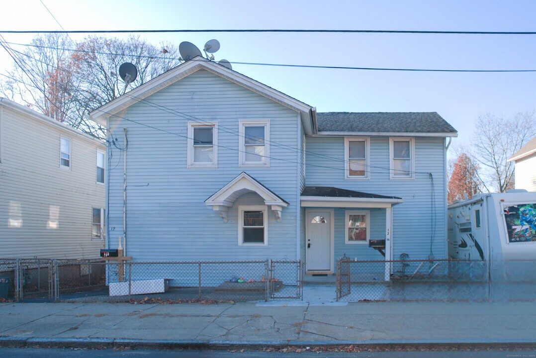12 Smith St in Derby, CT - Building Photo