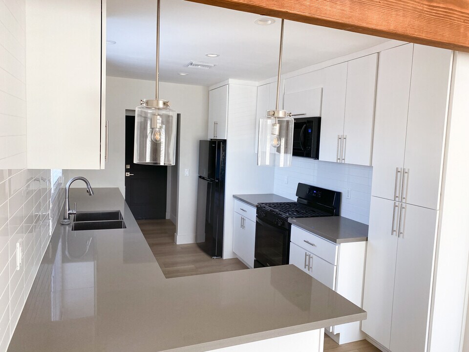 14859 Chatsworth Dr in Mission Hills, CA - Foto de edificio