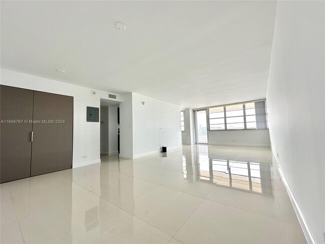 251 174th St in Sunny Isles Beach, FL - Building Photo - Building Photo