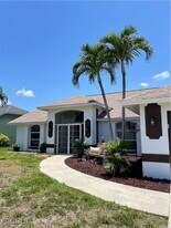 609 SW 43rd Ln in Cape Coral, FL - Building Photo