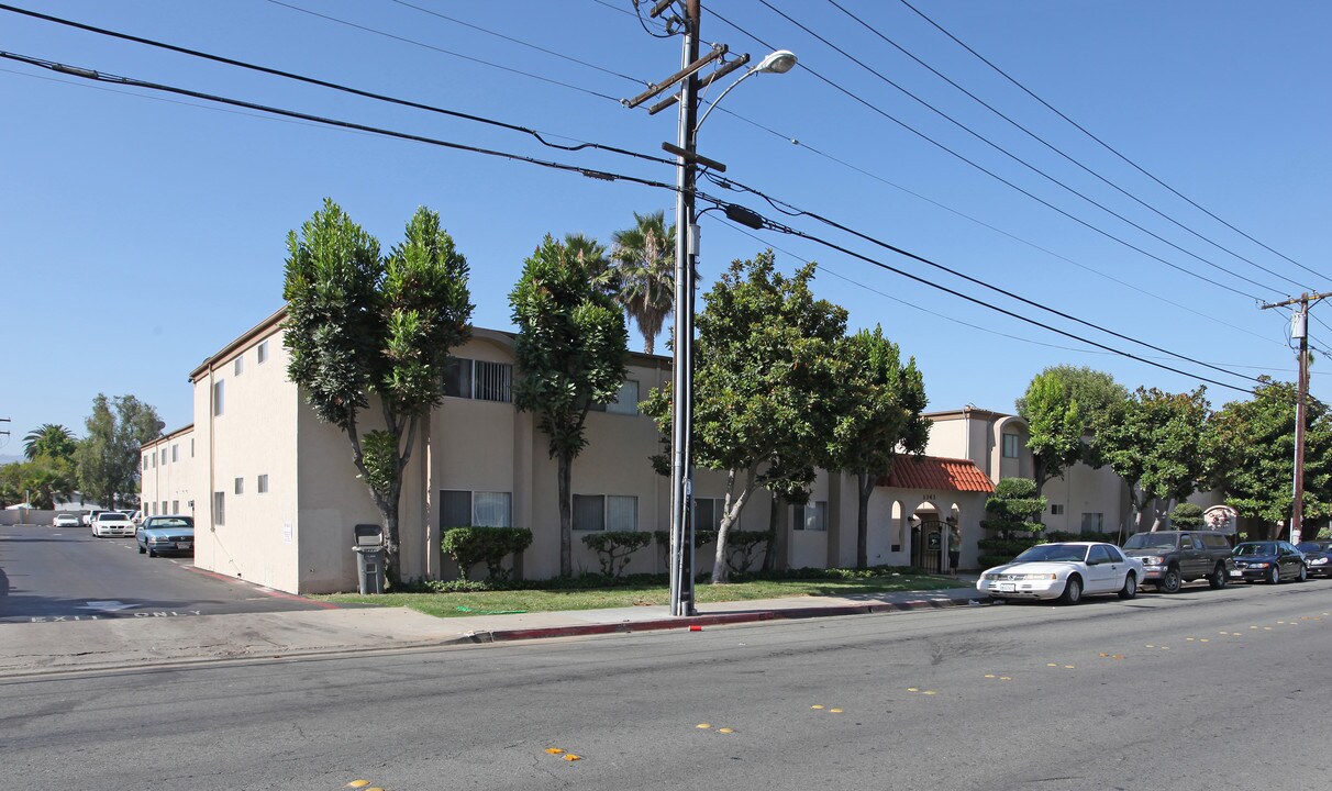 Oakdale Gardens in El Cajon, CA - Building Photo