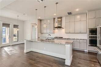 466 Anfield Cir in Austin, TX - Foto de edificio - Building Photo