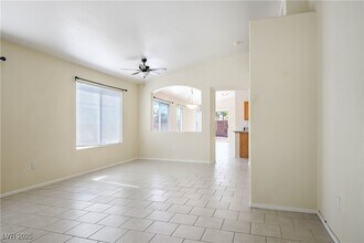 8037 Radigan Ave in Las Vegas, NV - Foto de edificio - Building Photo