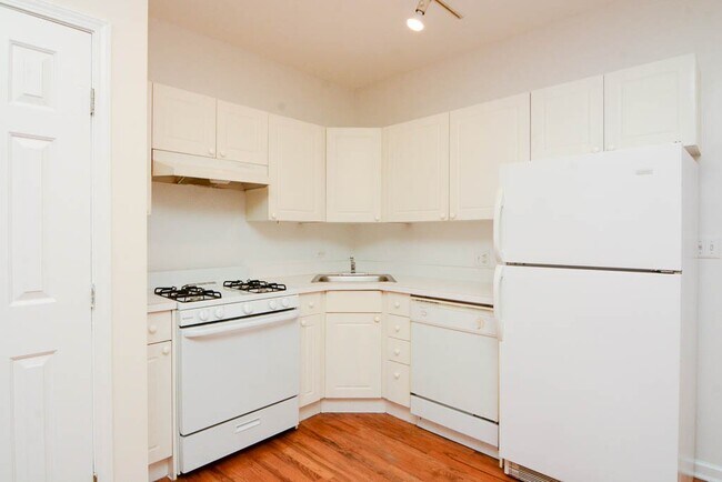 911 W Dakin St, Unit J04W in Chicago, IL - Foto de edificio - Building Photo