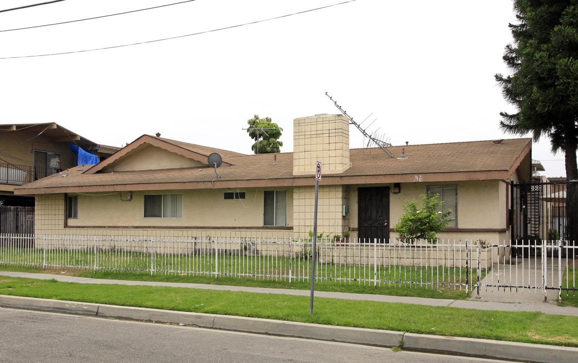 310 E Leatrice Ln in Anaheim, CA - Building Photo