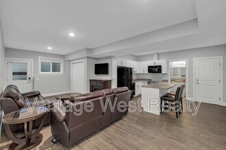 2580 Crown Crest Dr in West Kelowna, BC - Building Photo - Building Photo