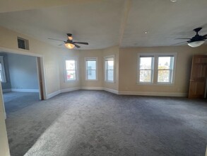 55 Kenmere Rd, Unit 2 in Medford, MA - Foto de edificio - Building Photo