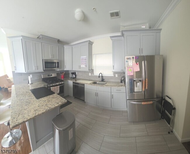 25 Amity St in Elizabeth, NJ - Foto de edificio - Building Photo