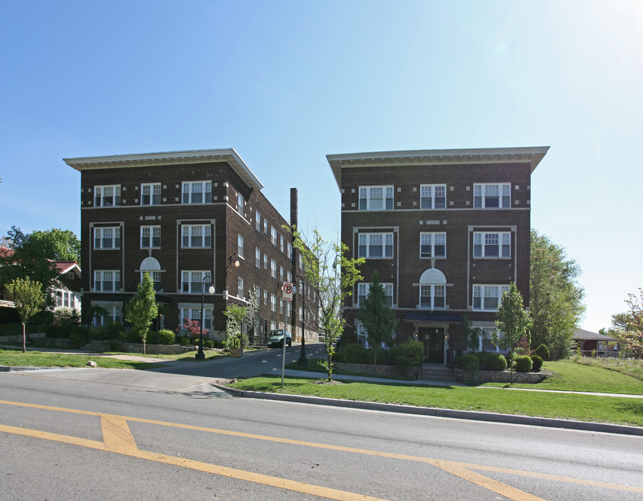 Gladstone Apartments in Gladstone, MO - Building Photo