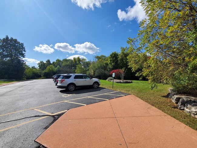 135 W Oak Leaf Dr, Unit 1 in Oak Creek, WI - Foto de edificio - Building Photo