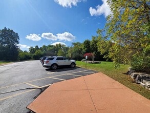 135 W Oak Leaf Dr, Unit 1 in Oak Creek, WI - Building Photo - Building Photo
