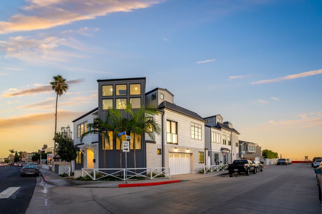 1831 W Balboa Blvd in Newport Beach, CA - Building Photo