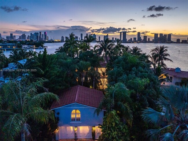 property at 814 W Dilido Dr