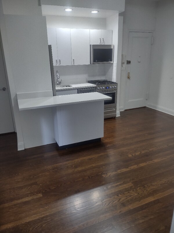 E. 46th St, Lexington Ave in New York, NY - Building Photo - Building Photo