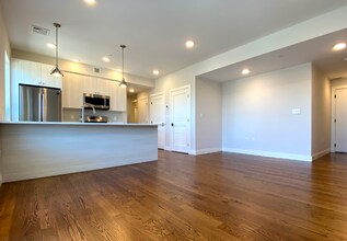 1 Everett St, Unit 501 in Boston, MA - Building Photo - Building Photo
