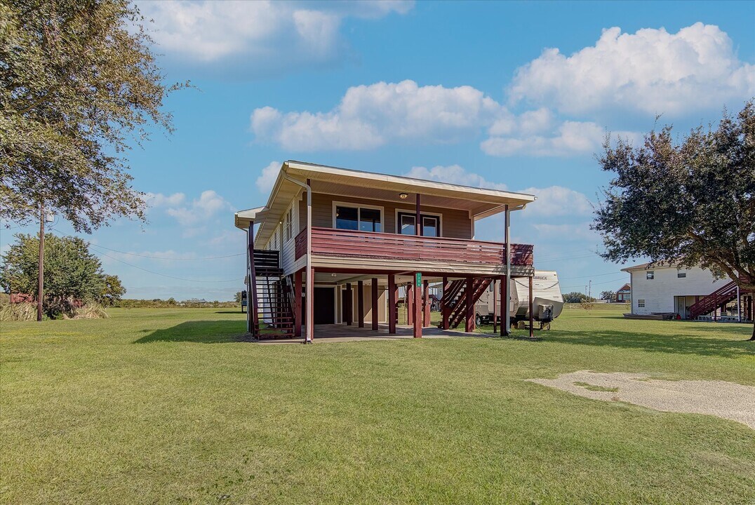 1306 Choctaw in Port Bolivar, TX - Building Photo
