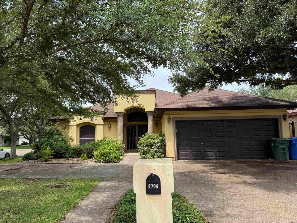 8708 Jerry Loop in Laredo, TX - Building Photo