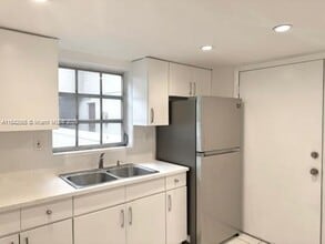 10901 N Kendall Dr in Miami, FL - Building Photo - Building Photo