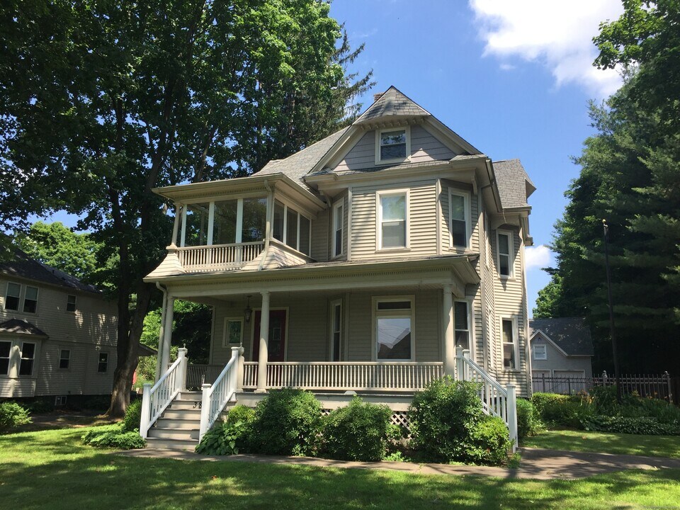 380 N Main St in Suffield, CT - Building Photo