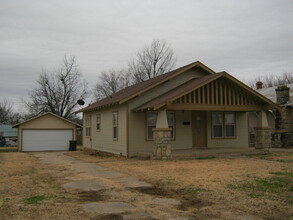 1125 E Moses St in Cushing, OK - Foto de edificio - Building Photo