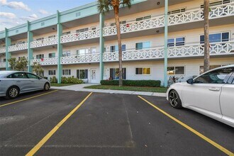 2455 Finlandia Ln in Clearwater, FL - Building Photo - Building Photo