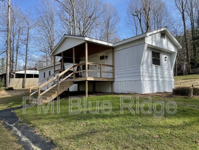 311 Highland Lake Dr in Flat Rock, NC - Building Photo - Building Photo