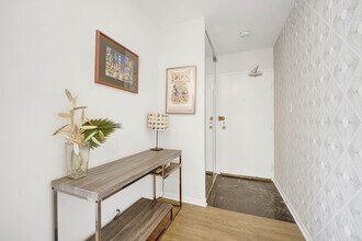 30 E Elm St, Unit 11B in Chicago, IL - Building Photo - Building Photo