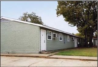 500 Foch St in Bryan, TX - Foto de edificio - Building Photo