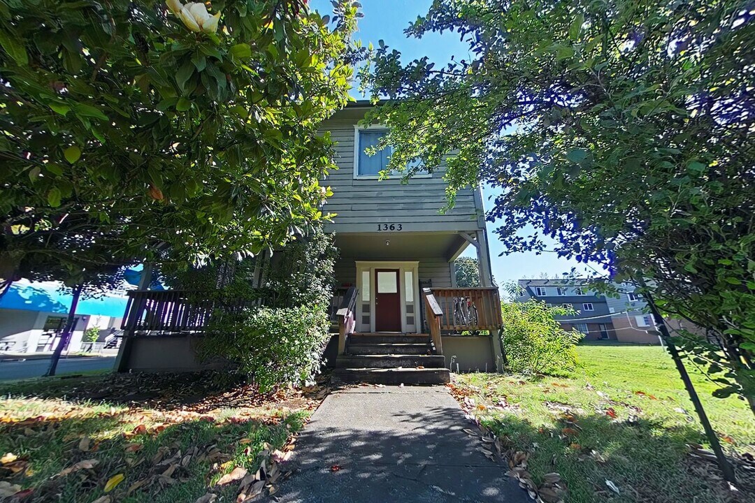 1363 NW Monroe Ave in Corvallis, OR - Building Photo