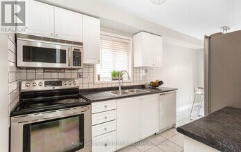 116 Lake Louise Dr in Brampton, ON - Building Photo - Building Photo