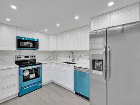 3700 Oaks Clubhouse Dr in Pompano Beach, FL - Building Photo