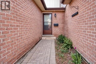 25 Valleyview Rd in Kitchener, ON - Building Photo