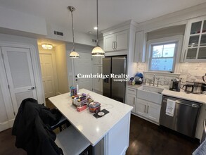 49 Bristol St, Unit 2A in East Cambridge, MA - Building Photo - Building Photo