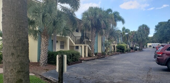 2181 Lakeview Dr, Unit 109 in Sebring, FL - Foto de edificio - Building Photo