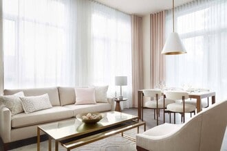 Marc Chagall in Montréal, QC - Foto de edificio - Building Photo