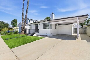 17418 Califa St in Los Angeles, CA - Building Photo
