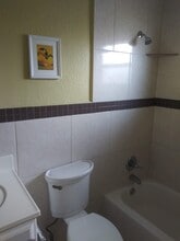 697 NE 36th St, Unit A in Oakland Park, FL - Building Photo - Building Photo