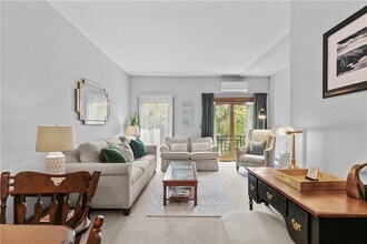 158 Narragansett Ave in Newport, RI - Building Photo - Building Photo
