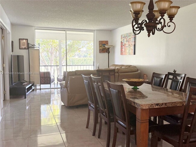 9820 S Hollybrook Lake Dr in Pembroke Pines, FL - Building Photo - Building Photo