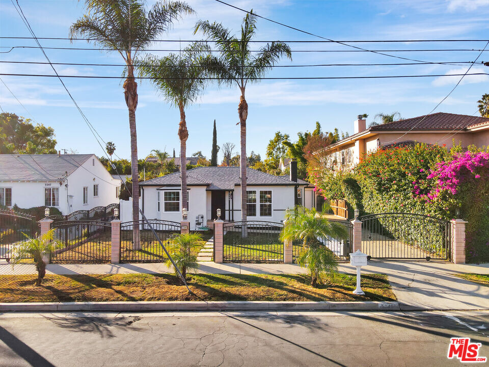 5249 Mecca Ave in Los Angeles, CA - Building Photo